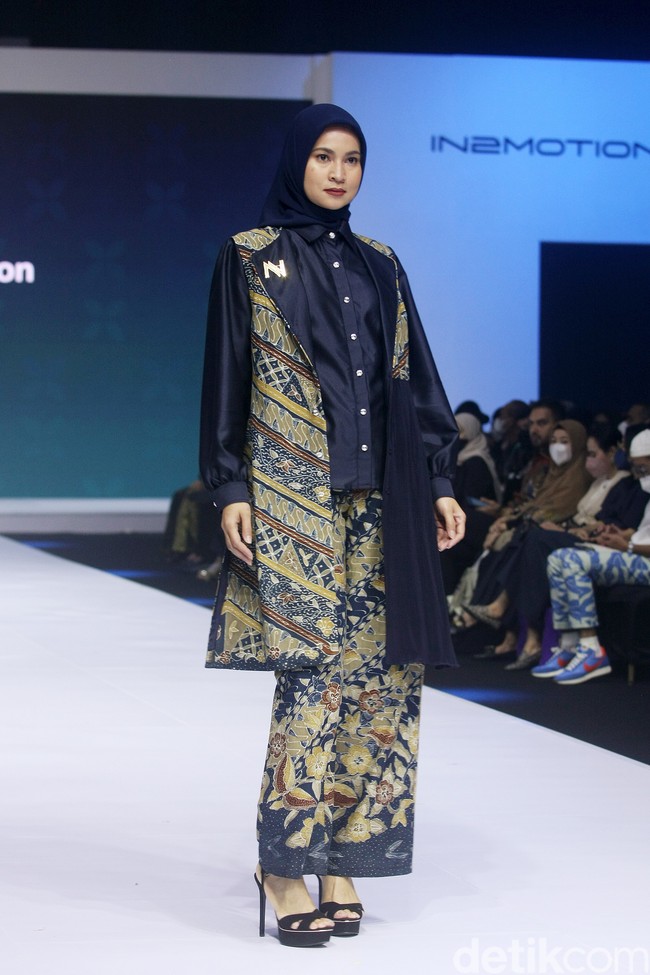 Inilah koleksi terbaru Nina Nugroho di In2MotionFest 2022, Jakarta Convention Center, Jakarta. Nina menghadirkan busana formal dari batik Ciwaringin, Cirebon.  Foto: Mohamamd Abduh/ Wolipop.
