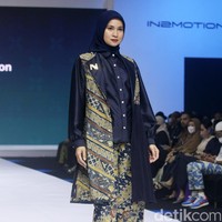 Inilah koleksi terbaru Nina Nugroho di In2MotionFest 2022, Jakarta Convention Center, Jakarta. Nina menghadirkan busana formal dari batik Ciwaringin, Cirebon.  Foto: Mohamamd Abduh/ Wolipop.