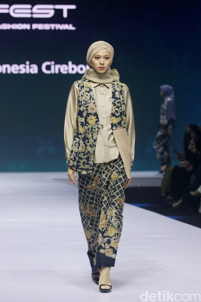 Inilah koleksi terbaru Nina Nugroho di In2MotionFest 2022, Jakarta Convention Center, Jakarta. Nina menghadirkan busana formal dari batik Ciwaringin, Cirebon.  Foto: Mohamamd Abduh/ Wolipop.
