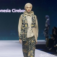 Inilah koleksi terbaru Nina Nugroho di In2MotionFest 2022, Jakarta Convention Center, Jakarta. Nina menghadirkan busana formal dari batik Ciwaringin, Cirebon.  Foto: Mohamamd Abduh/ Wolipop.