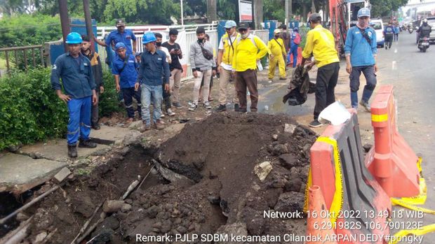 Kondisi Jl RA Kartini Cilandak, Jakarta Selatan yang ambles.