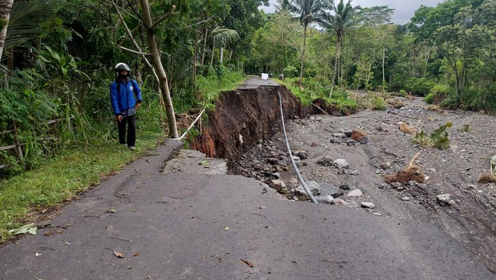 Kondisi ruas Jalan Mumbul-Pengadangan, Karangasem, Bali, jebol akibat tergerus derasnya air, Selasa (18/10/2022). I Wayan Selamat Juniasa/detikBali)