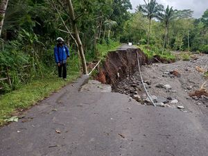 6 Ruas Jalan di Karangasem Jebol Tergerus Air Hujan