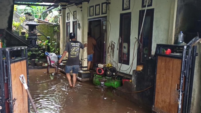 Kondisi rumah warga di Desa Jungutan, Kecamatan Bebandem, Kabupaten Karangasem, Bali, tergenang air sungai yang meluap, Senin (17/10/2022). (Foto: I Wayan Selamat Juniasa/detikBali)