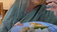 Masih kulineran di daerah Aceh, wanita ini juga sempat makan nasi ayam dengan burung di sebuah restoran nih. Sepertinya burung gorengnya cukup keras ya? Foto: Instagram @riekediahp