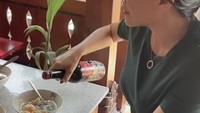 Segar…kalau ini momen ketika Rieke Diah Pitaloka cicip bakso gerobakan di Yogyakarta. Foto: Instagram @riekediahp