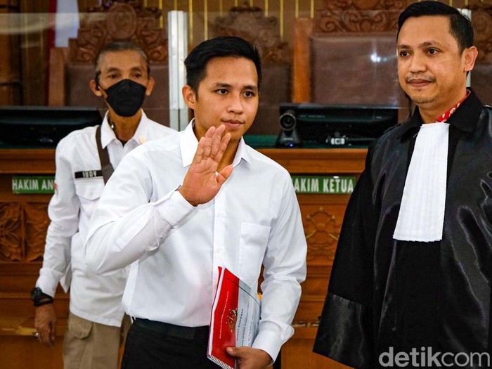 Sidang Bharada E dalam kasus pembunuhan Brigadir J dimulai. Bharada E melambaikan tangan sebelum sidang.