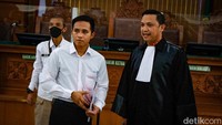Bharada E hadir mengenakan kemeja putih dan didampingi kuasa hukumnya sebelum sidang dibuka.