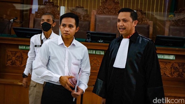 Sidang Bharada E dalam kasus pembunuhan Brigadir J dimulai. Bharada E melambaikan tangan sebelum sidang.