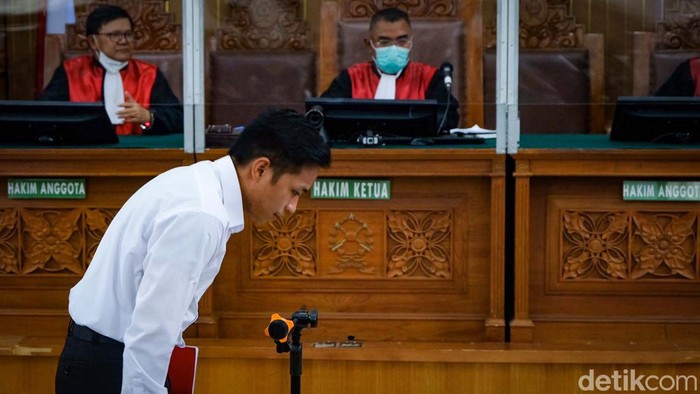 Sidang Bharada E dalam kasus pembunuhan Brigadir J dimulai. Bharada E melambaikan tangan sebelum sidang.