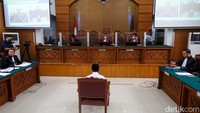 Sidang diawali dengan pemeriksaan identitas terdakwa dalam kasus ini, yakni Bharada Richard Eliezer Pudihang Lumiu (Bharada E).