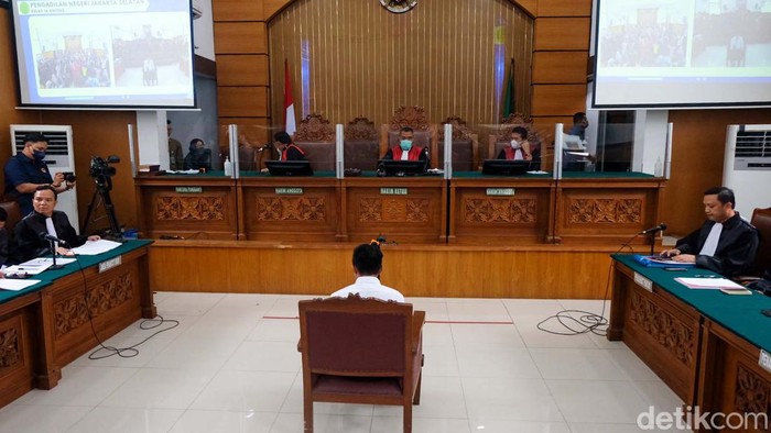 Sidang Bharada E dalam kasus pembunuhan Brigadir J dimulai. Bharada E melambaikan tangan sebelum sidang.