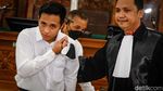 Lambaian Tangan Bharada E di Sidang Pembunuhan Brigadir J