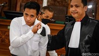 Bharada E tampak memakai kemeja putih.