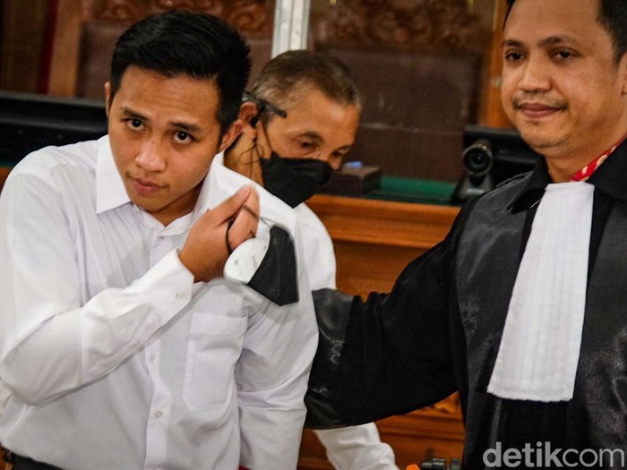 Sidang Bharada E dalam kasus pembunuhan Brigadir J dimulai. Bharada E melambaikan tangan sebelum sidang.