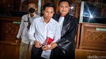 Lambaian Tangan Bharada E di Sidang Pembunuhan Brigadir J