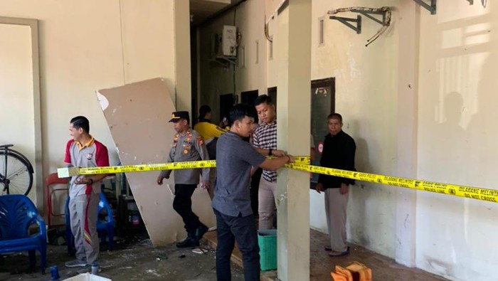 Ledakan di kos-kosan membuat seorang pegawai Kejaksaan Negeri Sengkang dilarikan ke RS usai menderita luka bakar.