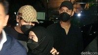 Ini adalah momen pertama Rizky Billar dan Lesti Kejora kembali muncul bersama setelah kasus KDRT yang menjadikan Billar tersangka dihentikan usai menjalani proses restorative justice. Foto: Ahsan/detikHOT