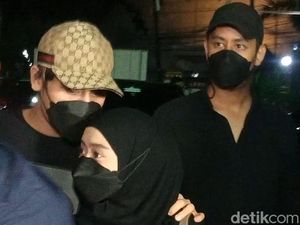 Kembali Datangi Polres Metro Jaksel, Rizky Billar Rangkul Lesti Kejora