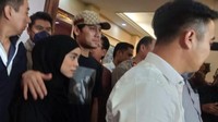 Rizky Billar merangkul Lesti Kejora. Foto: Ahsan/detikcom