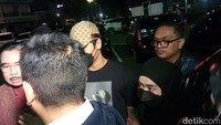 Lesti Kejora dan Rizky Billar baru saja menyambangi Polres Metro Jakarta Selatan tepat pukul 21.00 WIB. Foto: Ahsan Nurrijal/ detikHOT