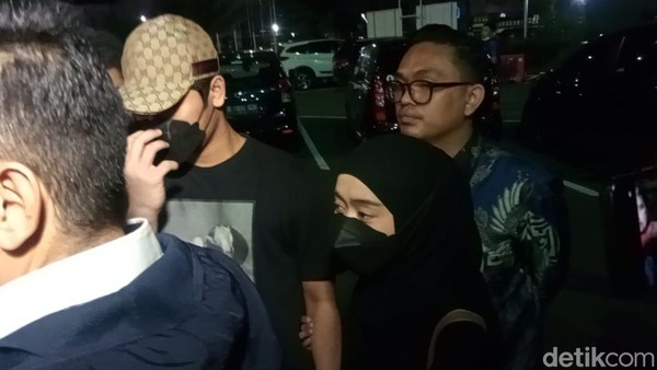 Penampakan Lesti Kejora Datangi Polres Jaksel, Dirangkul Billar