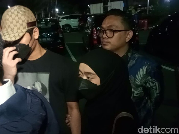 Lesti Kejora dan Rizky Billar Sambangi Polres Jaksel Lesti Kejora dan Rizky Billar Sambangi Polres Jaksel