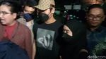 Penampakan Lesti Kejora Datangi Polres Jaksel, Dirangkul Billar
