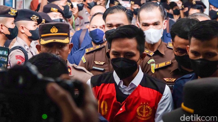 Bharada E menyampaikan permintaan maaf untuk keluarga Brigadir Yosua Hutabarat (Brigadir J). Eliezer menitikkan air mata saat membacakan pernyataannya tersebut.
