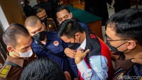Usai sidang, Bharada E kembali menjalani masa tahanan dan turut dikawal tim LPSK masuk mobil tahanan Kejari Jaksel.