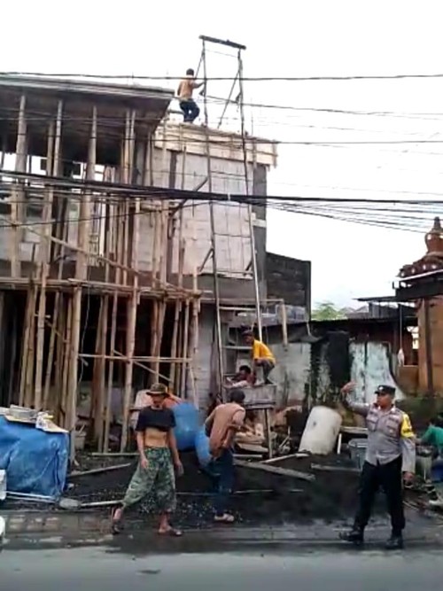 Lokasi pekerja proyek kesetrum di Jalan Padang Luwih, Banjar Tegal Jaya, Kelurahan Kerobokan Kaja, Kecamatan Kuta Utara, Kabupaten Badung, Bali, Selasa (18/10/2022). (Dok. Polres Badung)