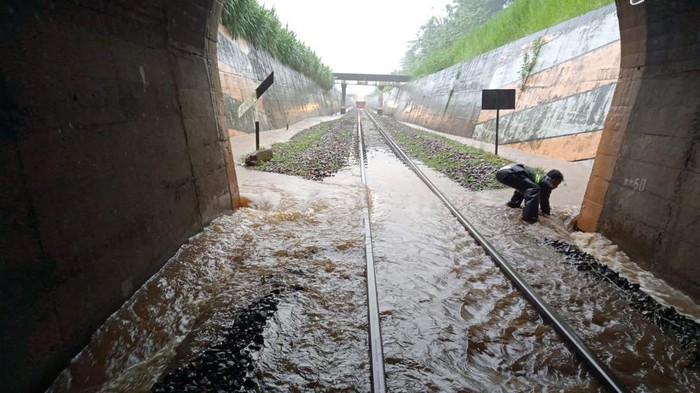 Longsor di Jalur Terowongan Karangkates Malang