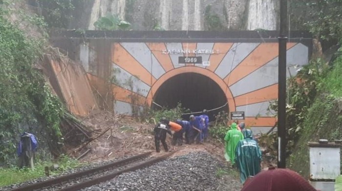 Longsor tutup jalur ka terowongan Karangkates
