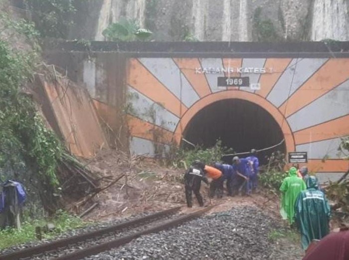 Longsor tutup jalur ka terowongan Karangkates