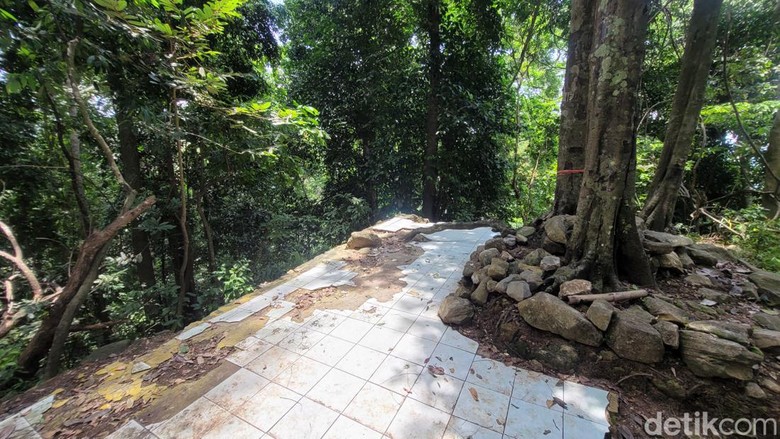 Makam di Gunung Tangkil Sukabumi. Makam di Gunung Tangkil Sukabumi.