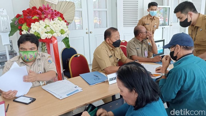 Meja aduan warga di Balai Kota kembali dibuka. Pemprov DKI Jakarta menerima sejumlah aduan dari warga, mulai dari banjir hingga permasalahan tanah. (Tiara Aliya/detikcom)