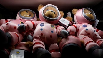 Beruang teddy bertema astronot dipajang untuk dijual selama pembukaan kembali Museum Dirgantara dan Antariksa Nasional Smithsonian.