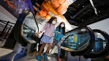 Dengan pesawat tempur sayap-X yang digunakan dalam pembuatan film Star Wars: The Rise of Skywalker di atas kepala, anak-anak mengunjungi Museum Dirgantara dan Antariksa Nasional Smithsonian.