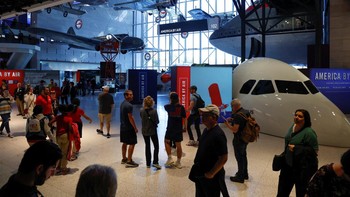 Wisatawan mengunjungi Museum Dirgantara dan Antariksa Nasional Smithsonian di National Mal di Washington, Amerika Serikat, Jumat (14/10/2022).