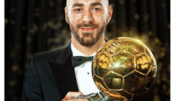 Akhirnya setelah sekian lama, Karim Benzema meraih Ballon dOr alias pemain terbaik di dunia. Foto: Twitter