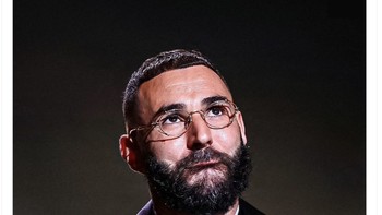 Benzema juga menjadi pemain muslim kedua yang meraih Ballon dOr, satunya ya Zidane. Foto: Twitter