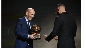 Karim Benzema menang Ballon dOr 24 tahun setelah sang idola, Zidane. Foto: Twitter