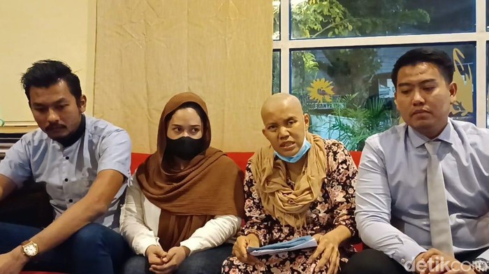 Menderita kanker, istri salah satu polisi perampok warga di Medan memohon suaminya tak dipecat.