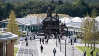 Studio Ghibli Theme Park dibagi menjadi lima wahana yang berbeda, masing-masing didasarkan pada satu atau beberapa judul film animasi garapan salah satu studio animasi ikonis Jepang tersebut. Lima wahana itu yakni “Hill of Youth”, “Giant Warehouse”, “Hutan Dondoko”, “Desa Mononoke”, dan “Lembah Penyihir”. (Getty Images/Tomohiro Ohsumi)