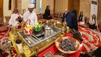Pengunjung minum gahwa tradisional di rumah budaya Embrace Doha di souq al-Wakrah, selatan ibukota Doha, Selasa, (13/10/2022). Dengan aroma kapulaga yang kuat dan konsistensinya yang disimpan seperti teh, kopi Arab adalah simbol keramahan di mana-mana di negara-negara Teluk, tidak terkecuali di Qatar, tuan rumah piala dunia.