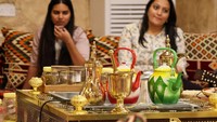 Namun dalam beberapa tahun terakhir, minuman tersebut telah melampaui batas tradisionalnya, masuk ke tempat komersial dan rumah budaya, menawarkan cita rasa budaya Qatar kepada penduduk dan pengunjung. Salah satu pusat budaya independen tersebut adalah Embrace Doha, di mana Perera menghadiri sesi tentang kopi dan asal-usulnya.