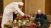 Sesuai adat, minuman panas disiapkan di depan para tamu oleh kepala rumah tangga dan disajikan oleh putra sulungnya.