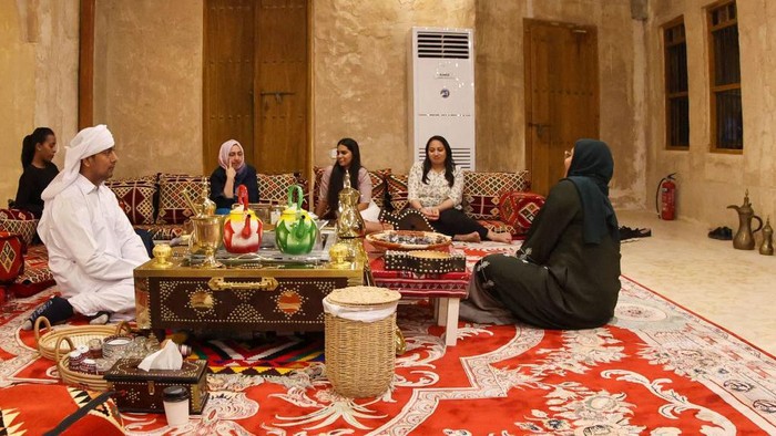 Menjajal Kopi Rempah Khas Arab 'Gahwa' Visitors are served traditional