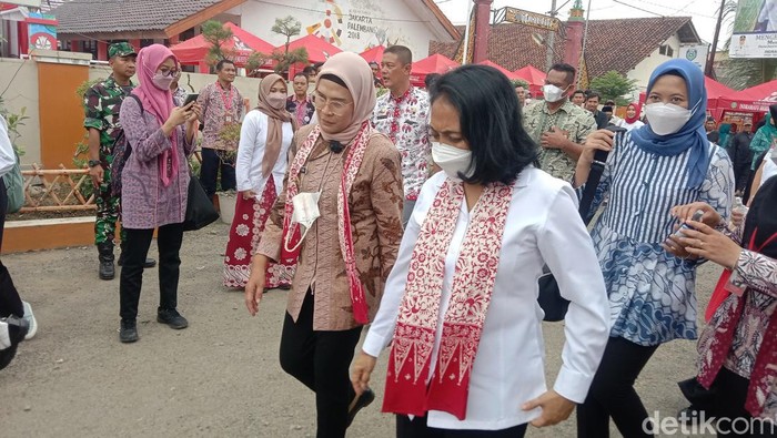 Menteri PPA Bintang Pusoayoga bersama Bupati Indramayu