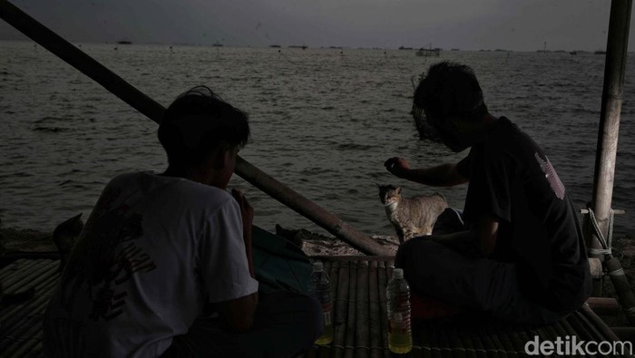 Sejumlah warga menikmati Pantai Marunda, Jakarta Utara. Waktu terbaik untuk datang ke Pantai Marunda adalah saat matahari terbenam.